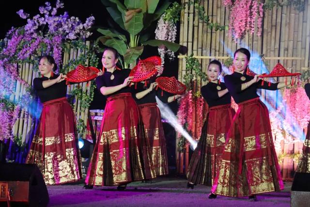 民族文化大盛宴！“打铁花”燃爆夜空！柳江荷花季“太上头”