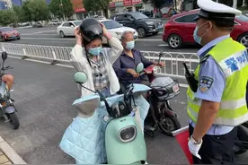 交警查骑电动车不戴头盔和代步车，明明是为人民好，却不被理解？图片