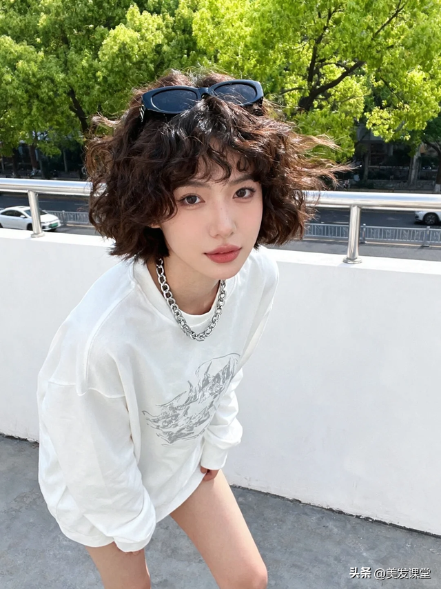 三种很流行的女生烫发发型， 慵懒蓬松很优雅，极具高级感