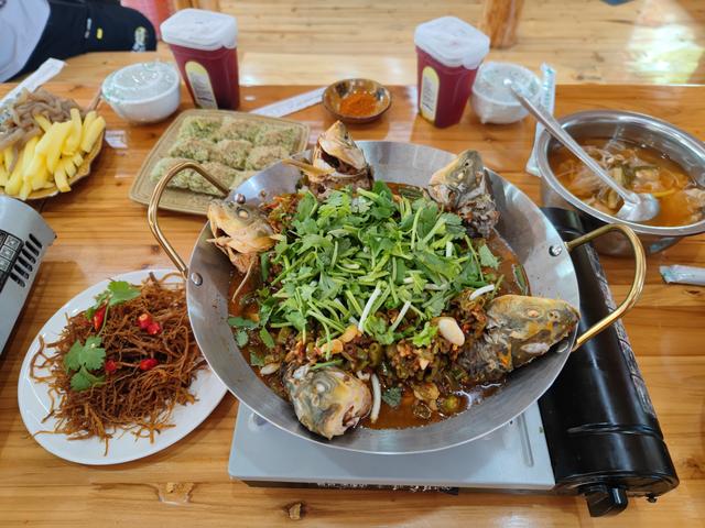 云上丹寨寻非遗：一场与蜡染、古纸和斗鸡的美食之旅