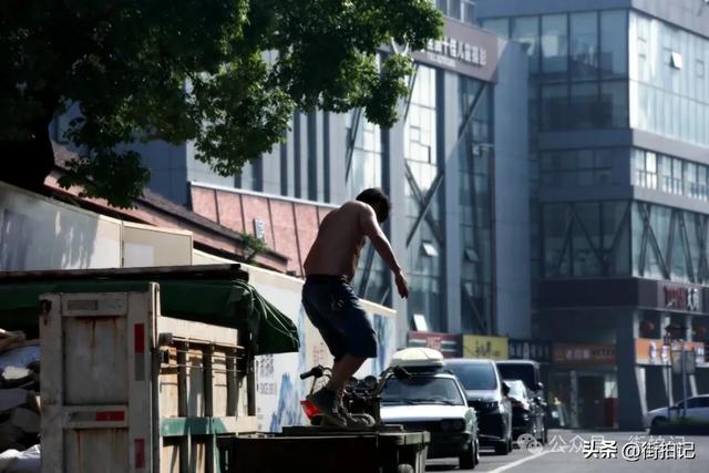 这条河边老街的“慢生活”：他们沿用数十年前的方式，一晃半生
