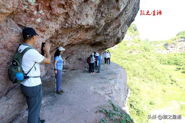 丹霞奇观飞鹰道，横挂绝壁的空中走廊，奇绝！