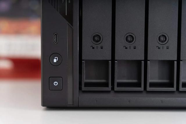 威联通2025新品Qu805首测：8盘位 + N355 + 16GB，性能与性价比全有了