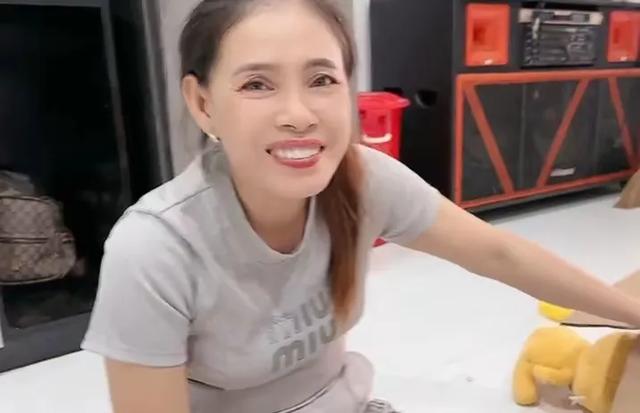 越南单身丈母娘到中国探亲，半个月不到，就让女婿帮找个中国对象