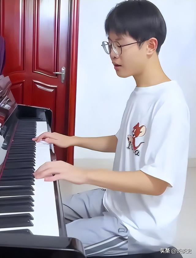 3岁上央视，5岁登春晚	，7岁就年薪百万，没想到现在却成了这样子