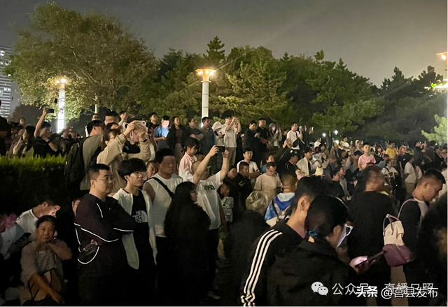 高燃！凌晨3时48分的日照海边，人山人海！这一幕，太震撼！