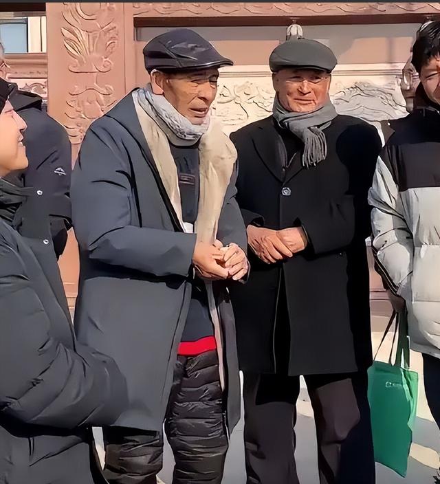 刘强东发放年货现场曝光，令人恶心的一幕出现，当场被人制止