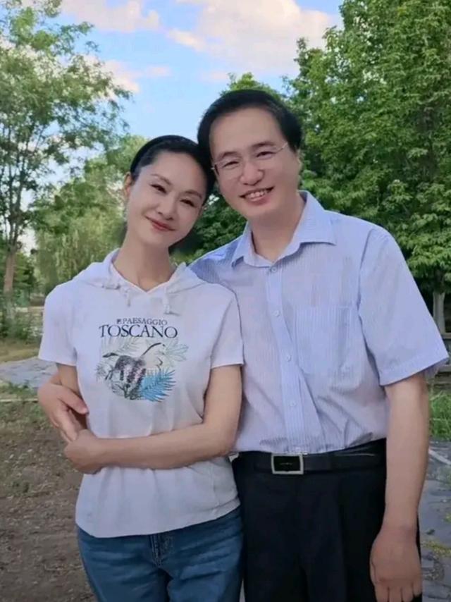 于文华：二婚嫁给未婚小伙，婚后23年未生一子，如今她过得如何？