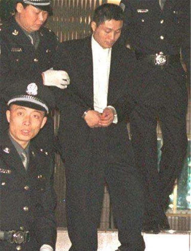 2001年张君走下法庭，含泪签完字后被押刑场，行刑过程中表情镇静
