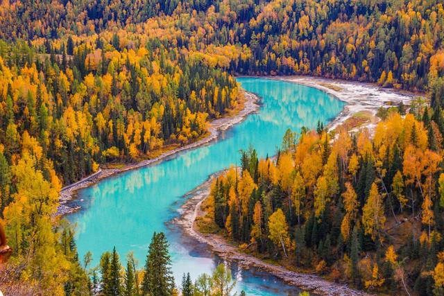 秋赴阿勒泰，邂逅一场梦幻的山水诗画