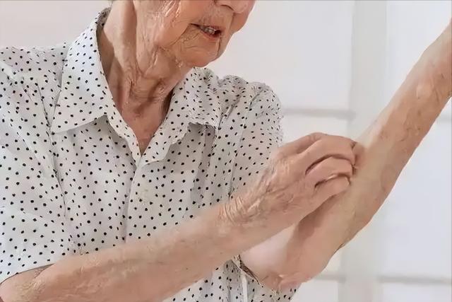 女性有没有衰老，“上半身”会说话，若一个没中，恭喜你还年轻！