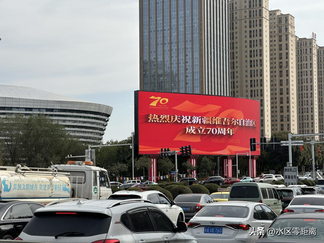 乌鲁木齐市水磨沟区——氛围感拉满！水磨沟区大街小巷绽放最美“中国红”
