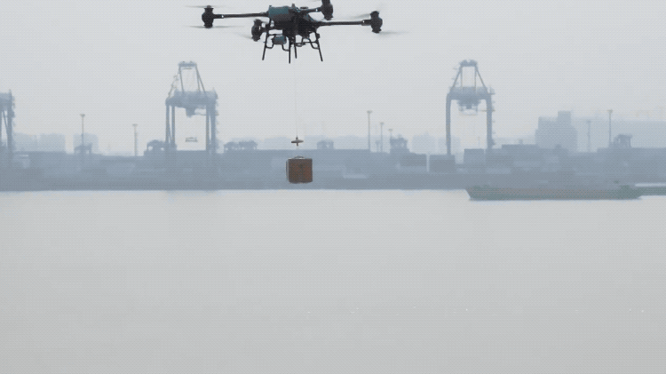 连肯德基和瑞幸都能点？！南京用无人机给长江货船空投“外卖”