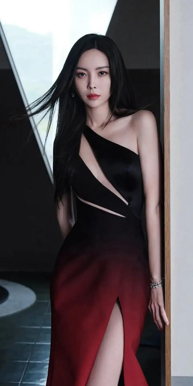 于文文：圆润又饱满的胸，雪白的大长腿，美到让人惊讶！