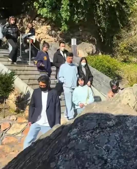 辛柏青带17岁女儿寺庙祈福！女儿长的很像妈妈朱媛媛，李乃文陪着