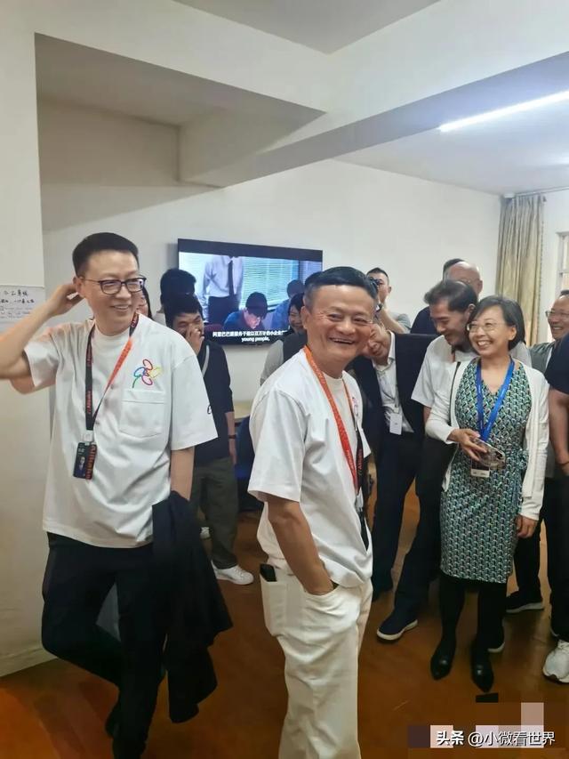 61岁马云在深圳出席外贸峰会，他步伐稳健，像40岁的中年男子