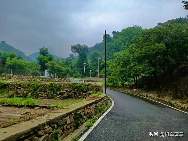 文字版【润在北京】山水林弯小山谷，溪水潺潺麻松路