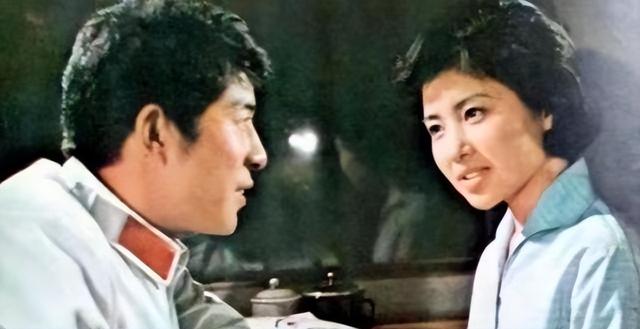 她是80年代央视美女主持，嫁给军委副主席之子，离婚后以卖画为生