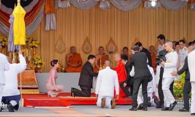 真不可思议！泰国国王在灵光寺拜佛，面对高僧，是真跪啊！