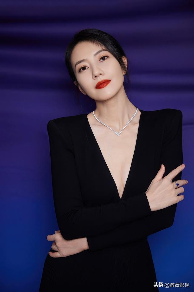 40多岁的她，开始走性感路线了？透视黑纱、性感诱惑，变化太大！