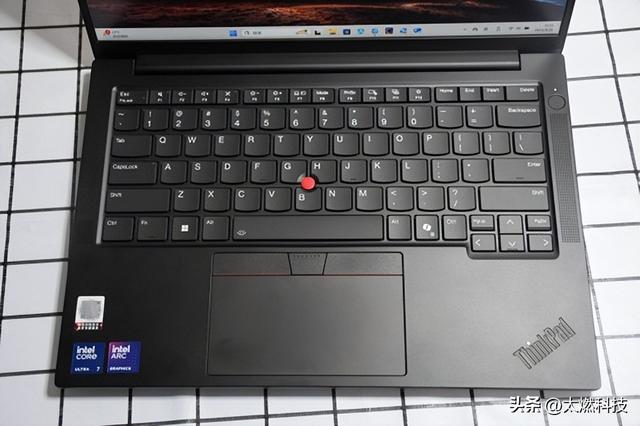 ThinkPad E14 2025 AI元启长续航版测评：全天候续航超轻薄商务本