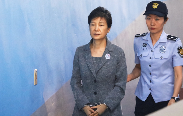 一周拒捕两次，10个壮汉都制不住，韩国前总统尹锡悦彻底丢掉了自己的体面，现场究竟有多夸张？
