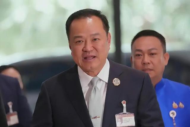 他信与女儿拥抱面带笑容上囚车