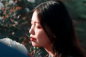 深夜，继女进入54岁继父房间，问她与妈妈谁更好，继父用行动回答图片