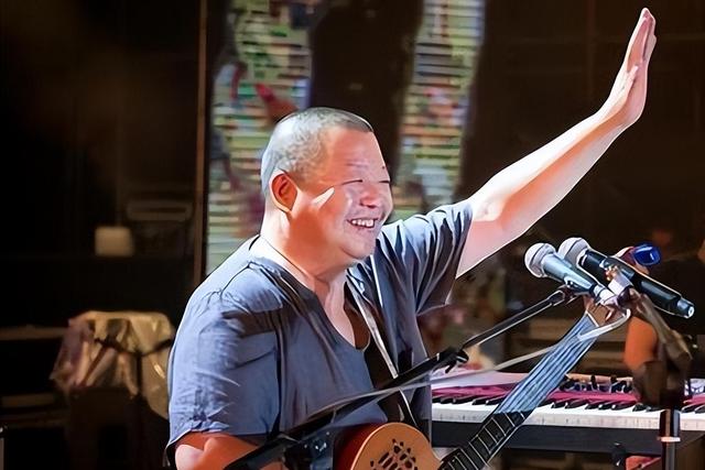 她连上5次春晚，私下却和恩师同居怀孕被骗流产，今57岁依然单身