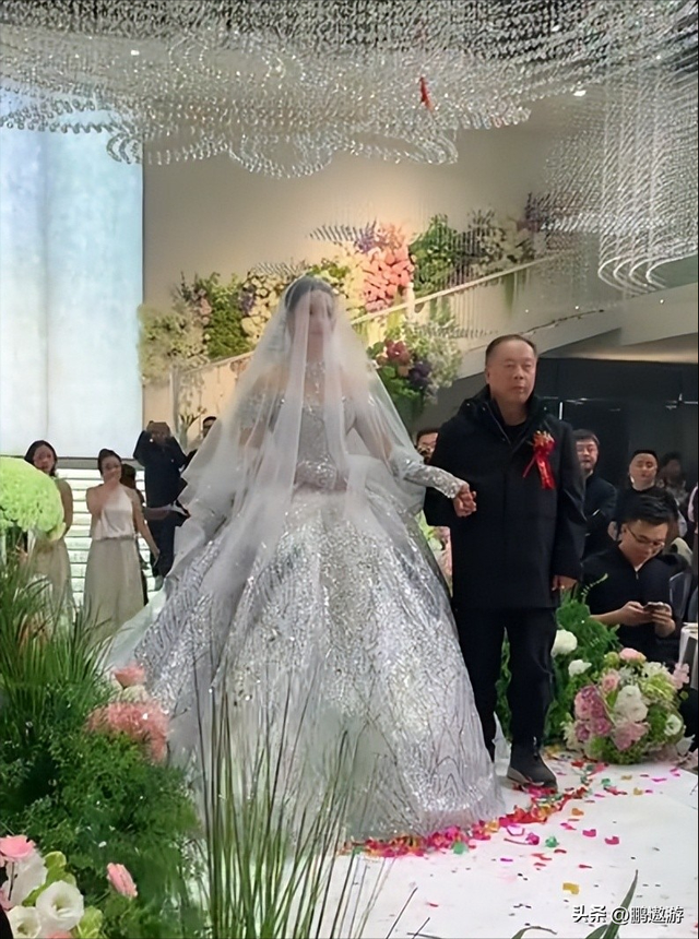 张自轩婚礼现场	，新娘很强势两次拒绝他的亲密动作，岳父实力不菲