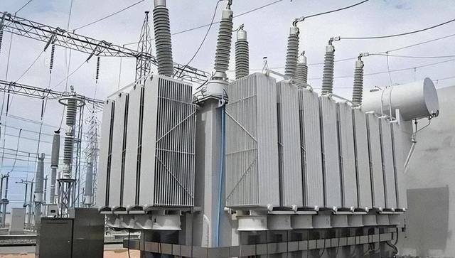 马斯克一语成真：全球抢购的不是芯片	，而是中国20万一台变压器