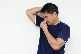 医生：如果你的身体散发出这3种"奇怪味道",小心可能是大病的前兆图片