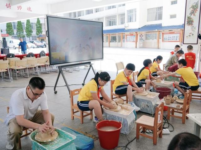 当AI与陶瓷跨界融合，美好假期大学生公益行走进泉州德化