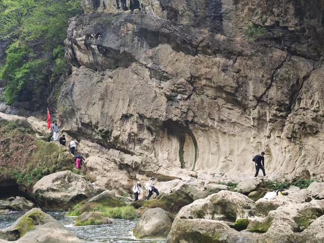 六盘水“周末山友团”用脚步丈量云端