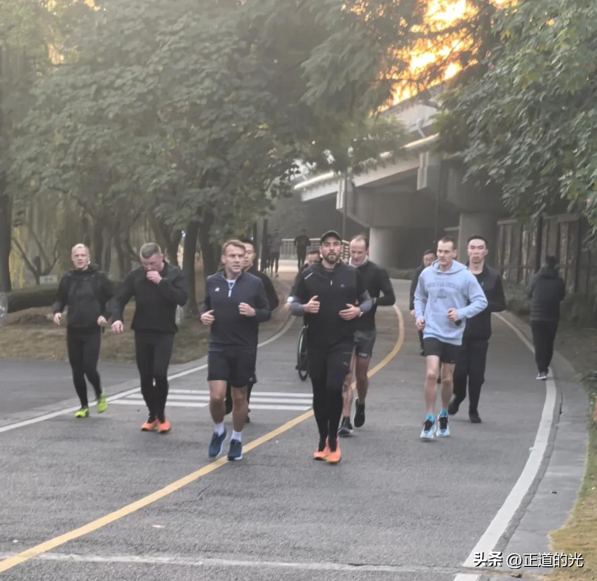 现场:成都网友清晨偶遇马克龙在湖边跑步