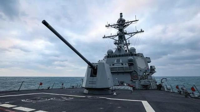 台海发生激烈对峙！解放军2架武直-10全程跟随，美军带新面孔亮相