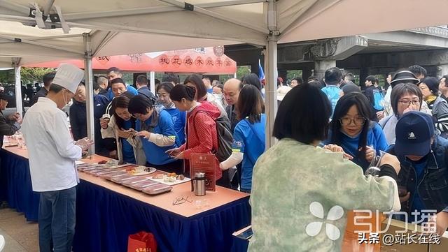 万人环古城 “徒步+消费”激活全域活力