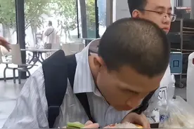 北大韦神近照曝光，弓腰低头袖口破烂引热议，网友：把姜萍嫁给他图片