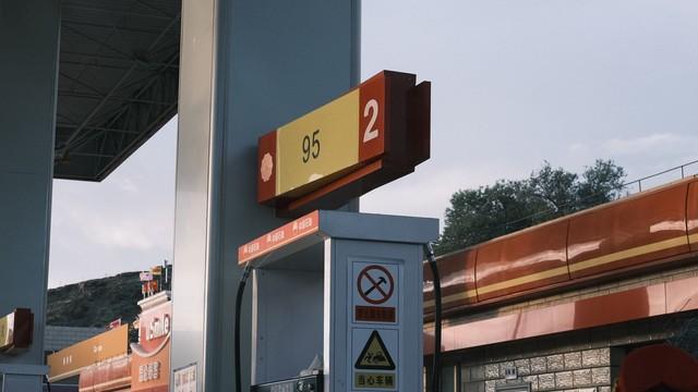 退休自驾游找便宜加油站？老司机教你这几招，省钱又省心！