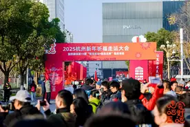 2025年的第一天，一大波人在杭州City Walk图片