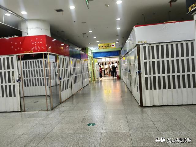 透笼市场一楼咋有多个铺位关门了，楼内很热，似乎没开空调