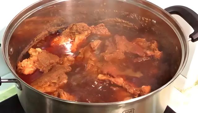 炖牛肉时，最忌焯水和直接下锅炖，教你一招，软烂入味，不腥不柴