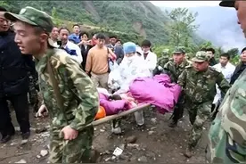 那位大喊着叫总理让路的救援士兵：服役满30年，如今光荣退休图片