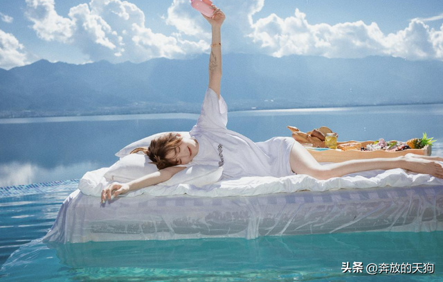 卓仕琳白衬衣度假美图，大长腿吸睛，好唯美的海边氛围