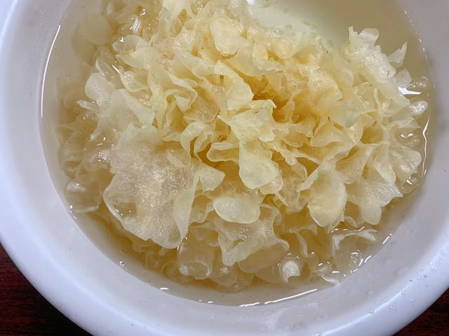 苹果加它煮，冬季不咳嗽！简单有效又好喝，汤汁香滑健脾胃快试试