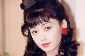 张国荣唯一公开女友，带患病儿子求医多年，如今现身酒吧开唱？图片