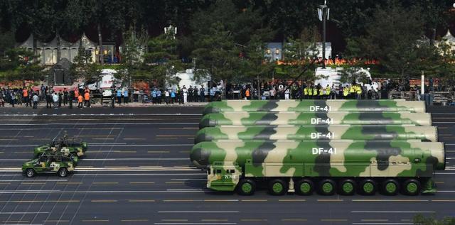 北京大阅兵后，外媒收到最新情报，美国为中国准备了12个秘密武器