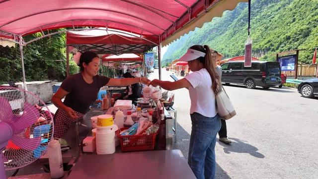 探寻花江峡谷大桥桥下的特色美食