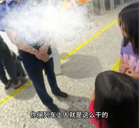 四娃妈拒绝补票后续：咬死不认错，央视一锤定音，列车员太无辜