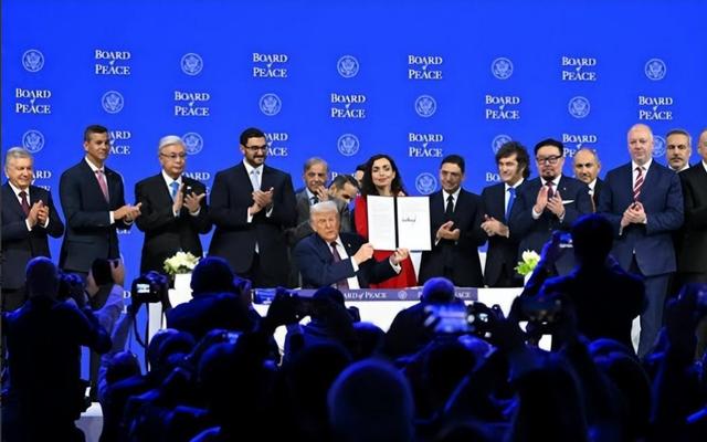 特朗普刚下专机	，中方就出席午宴，中美同桌共餐，会场布置很特殊